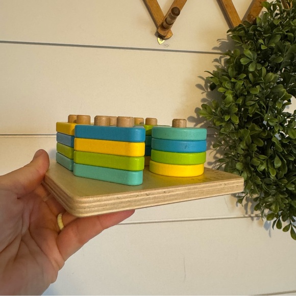 Lovevery the Enthusiast Sort and Stack Peg Shape Puzzle - Picture 3 of 5